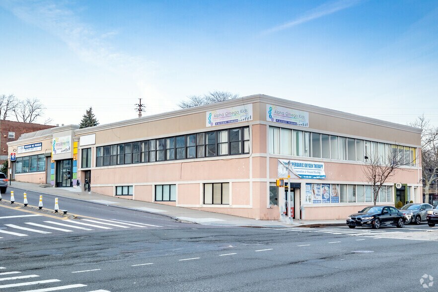 65-35 Queens Blvd, Woodside, NY à louer - Photo du bâtiment - Image 3 de 7