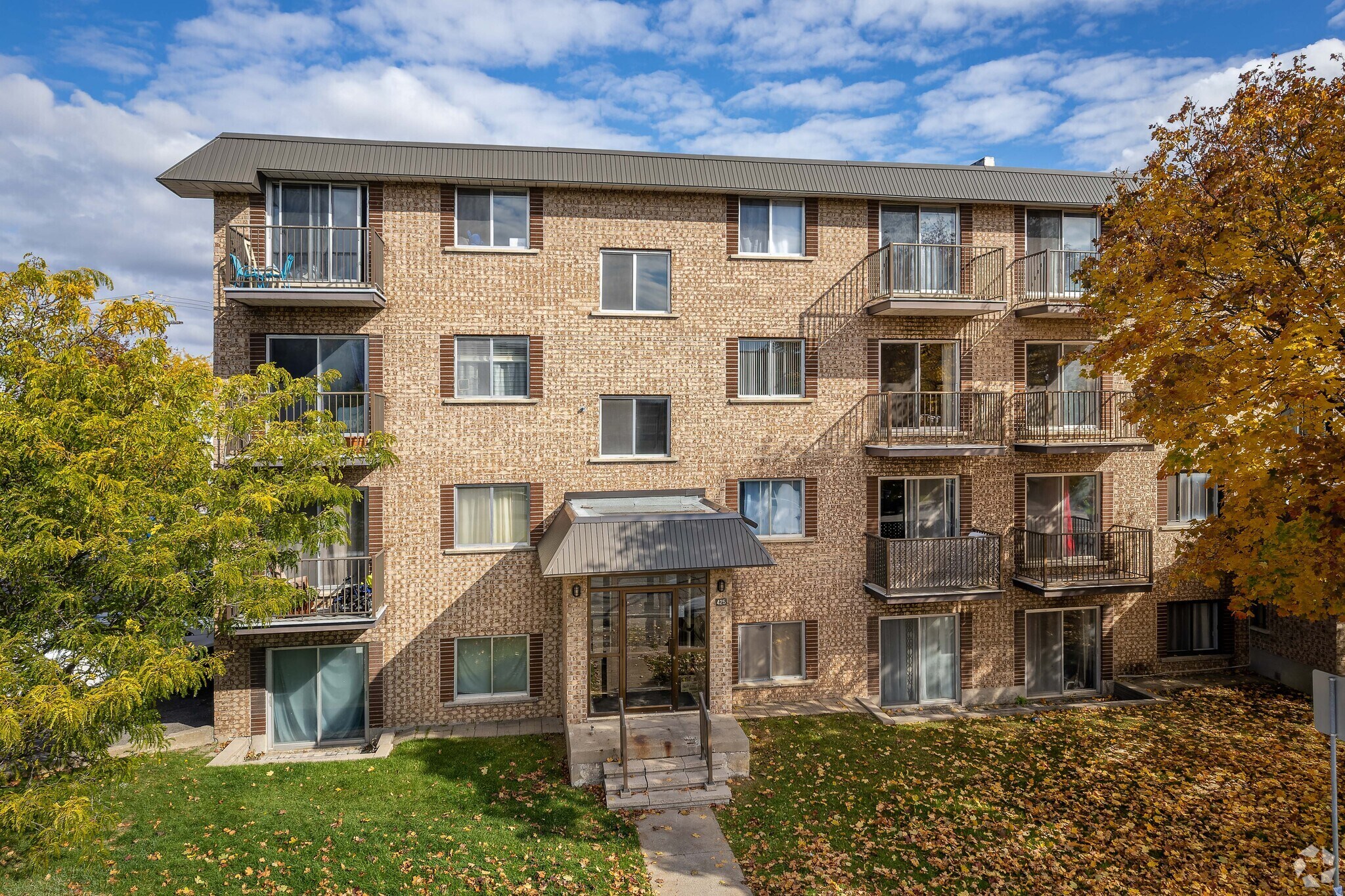 425 Boul Laval, Laval, QC for sale Primary Photo- Image 1 of 1