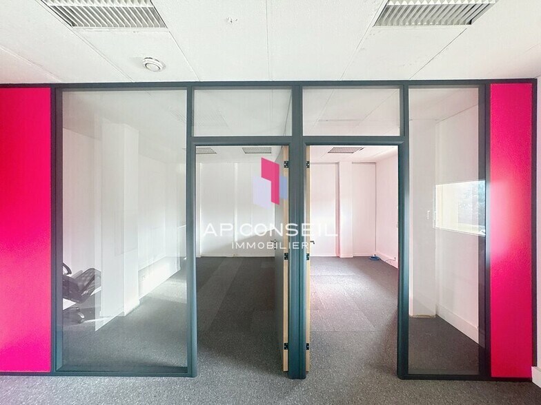 Office in Saint-Germain-en-Laye for lease - Interior Photo - Image 3 of 3