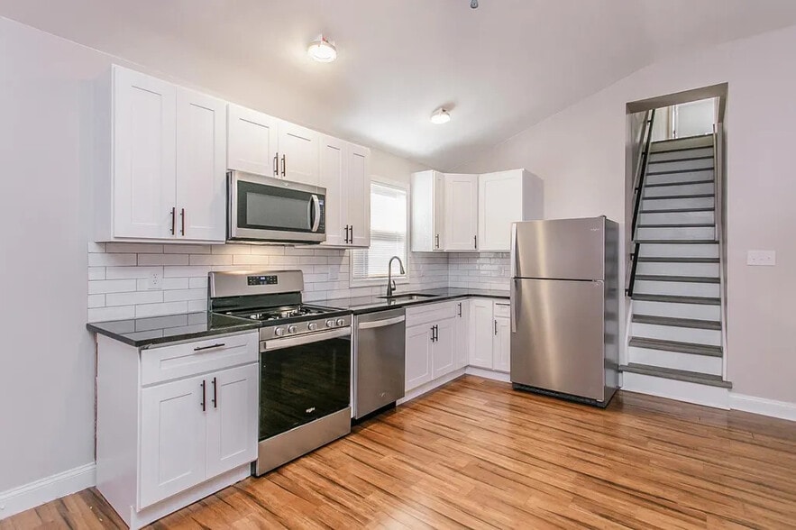 237 Franklin Ave, Phoenixville, PA for sale - Interior Photo - Image 3 of 7