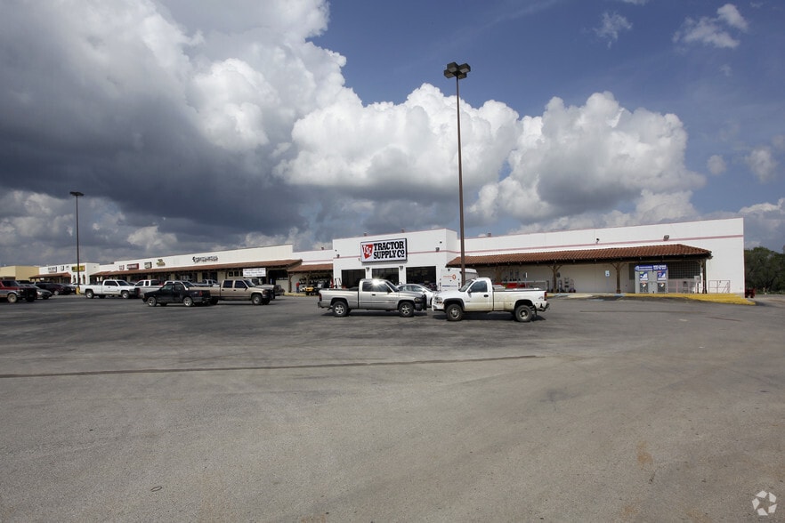 540 10th St, Floresville, TX for lease - Building Photo - Image 3 of 19