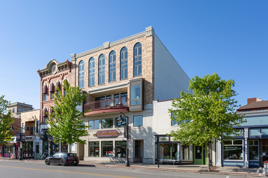 12 Washington Ave, Grand Haven, MI à vendre - Photo du bâtiment - Image 1 de 1