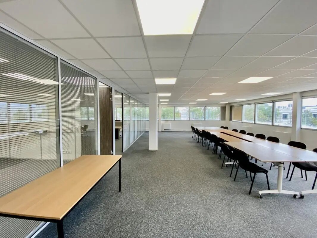 Office in Bron for lease Interior Photo- Image 1 of 3