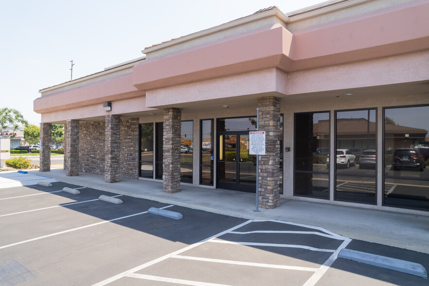 2001 W Caldwell Ave, Visalia, CA for lease - Building Photo - Image 2 of 15