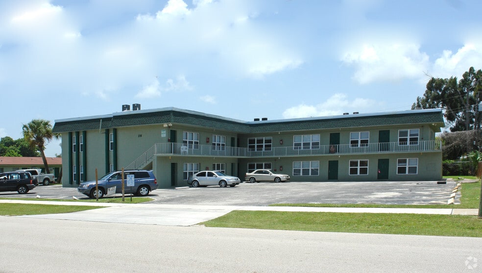 218 7th St, Lake Park, FL for sale - Primary Photo - Image 1 of 4