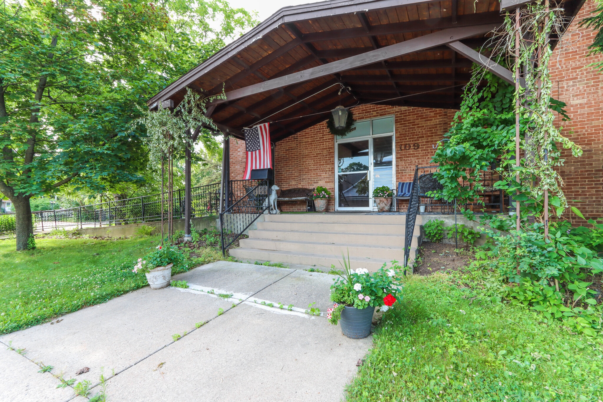 109 W Lake St, Waupaca, WI à vendre Photo principale- Image 1 de 53