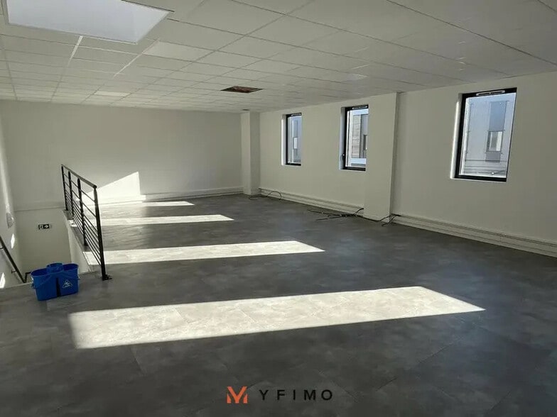 Flex in Les Mureaux for lease - Interior Photo - Image 2 of 7