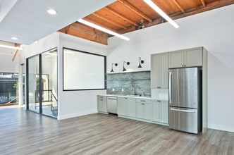 2036-2048 Armacost Ave, Los Angeles, CA à louer Photo intérieure- Image 2 de 3