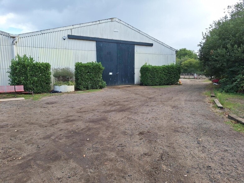Hale Bourne Lane, Chobham for lease - Building Photo - Image 1 of 2