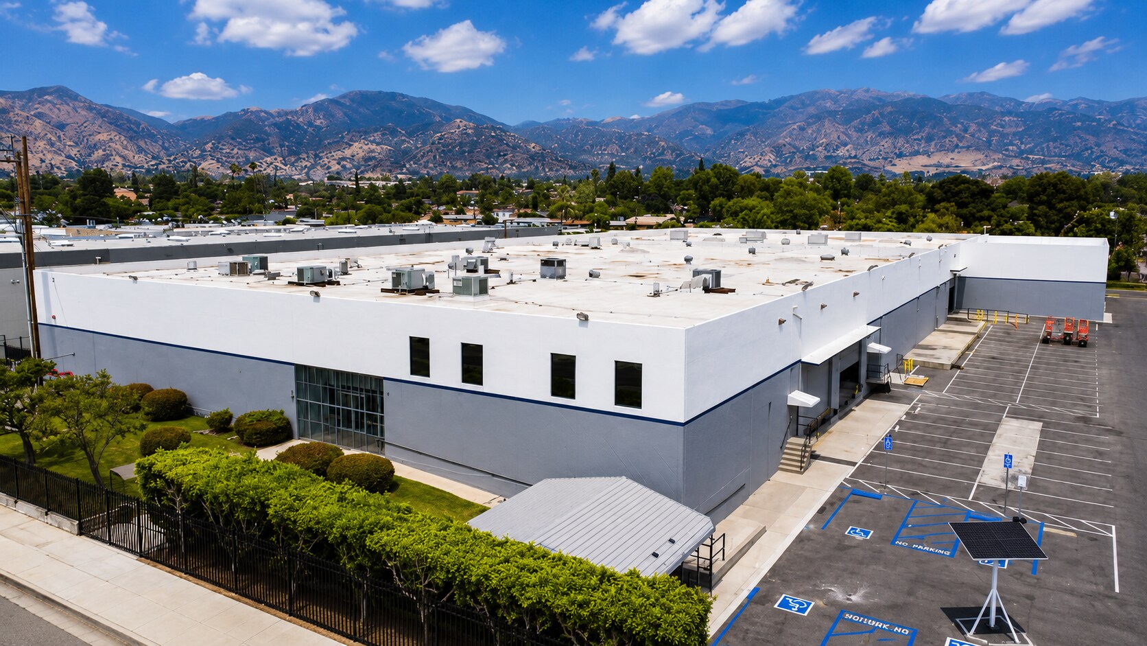 12930 Bradley Ave, Sylmar, CA à louer Photo du bâtiment- Image 1 de 8