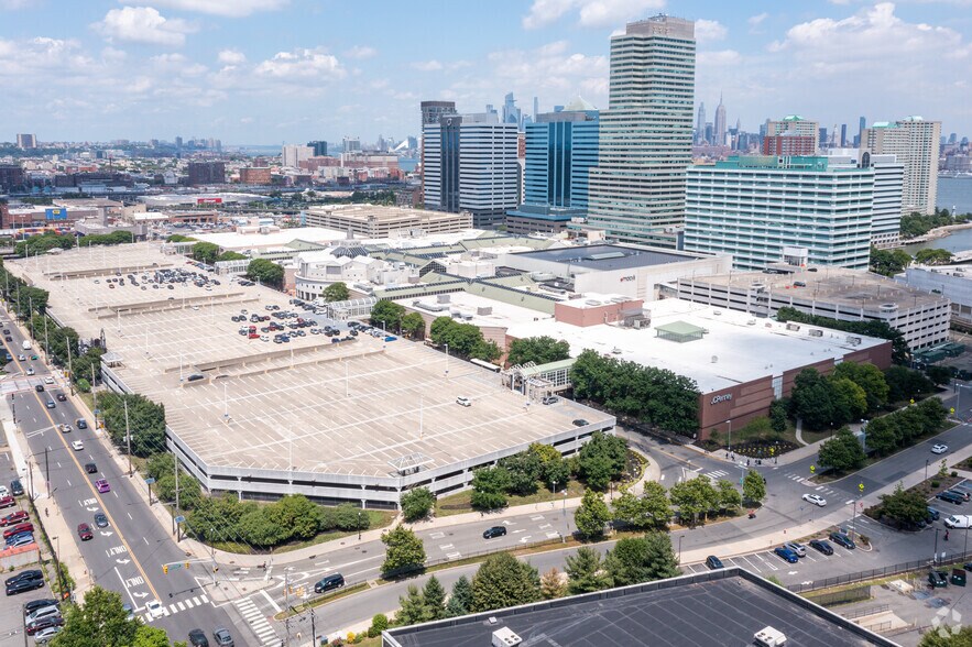 10 Mall Dr W, Jersey City, NJ à louer - Photo du bâtiment - Image 3 de 6