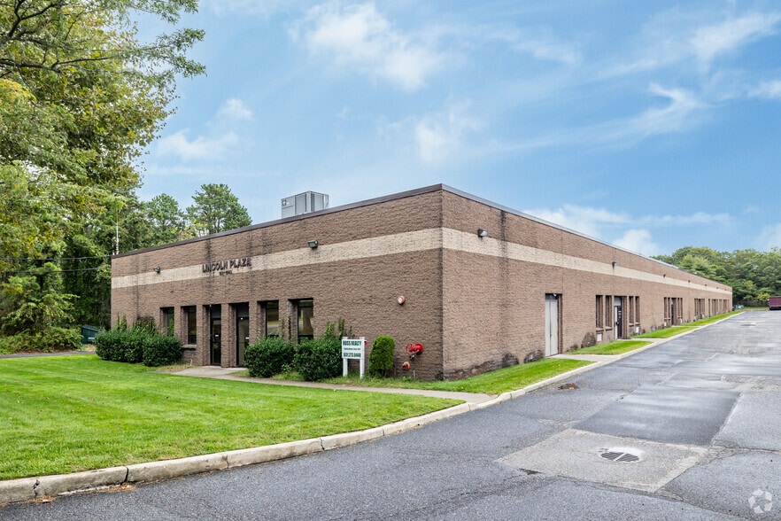 1529-1557 Lincoln Ave, Holbrook, NY for lease - Building Photo - Image 3 of 10