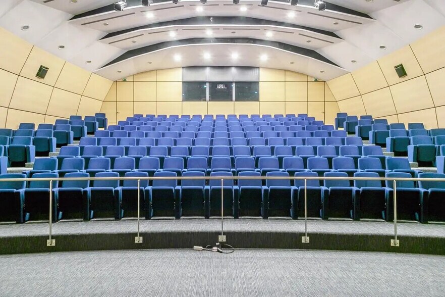 55 Avenue Des Champs Pierreux, Nanterre à louer - Photo du bâtiment - Image 3 de 16