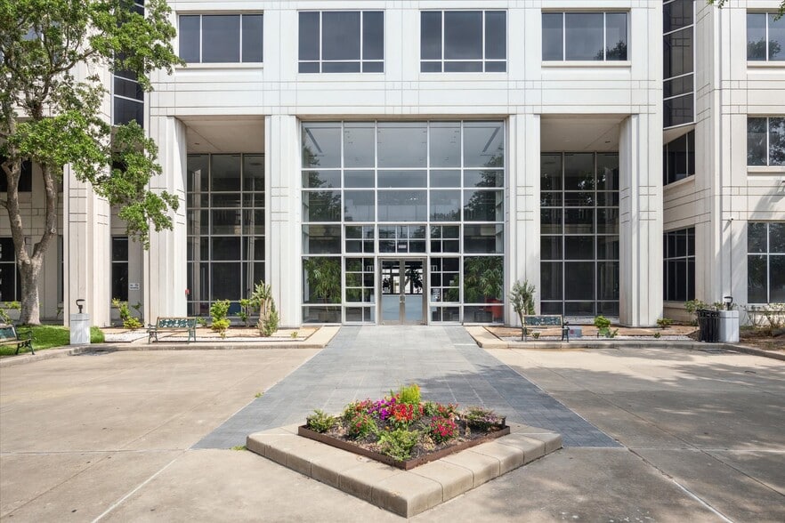 9800 Centre Pky, Houston, TX for lease - Building Photo - Image 3 of 10