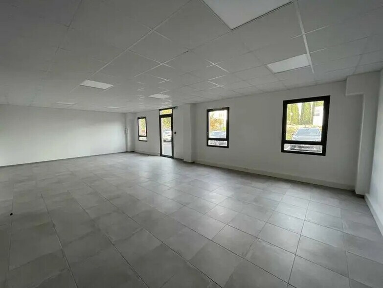 Flex in Aix-en-Provence for lease - Interior Photo - Image 2 of 5