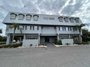 3909 E Bay Dr, Holmes Beach, FL à louer Photo du bâtiment- Image 2 de 22