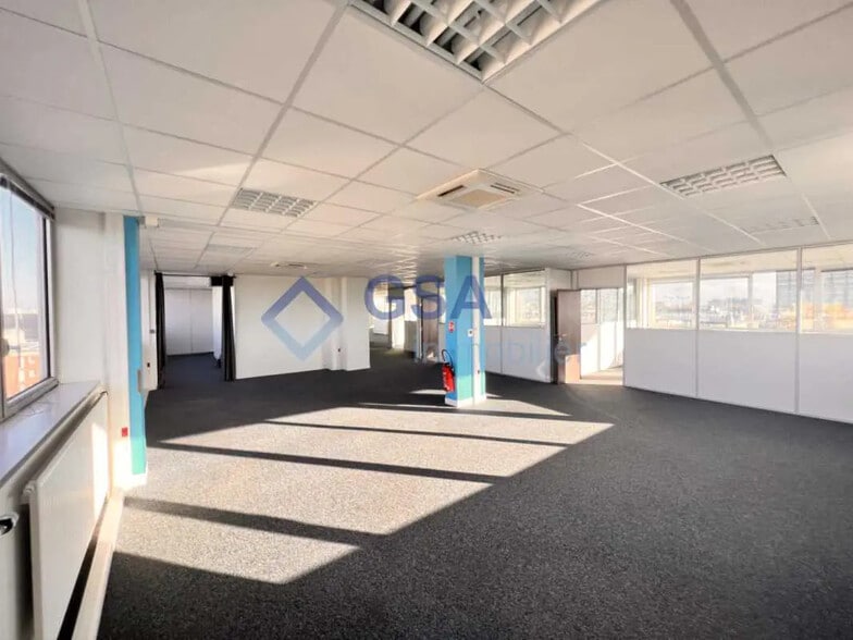 Office in Évry-Courcouronnes for lease - Interior Photo - Image 1 of 11