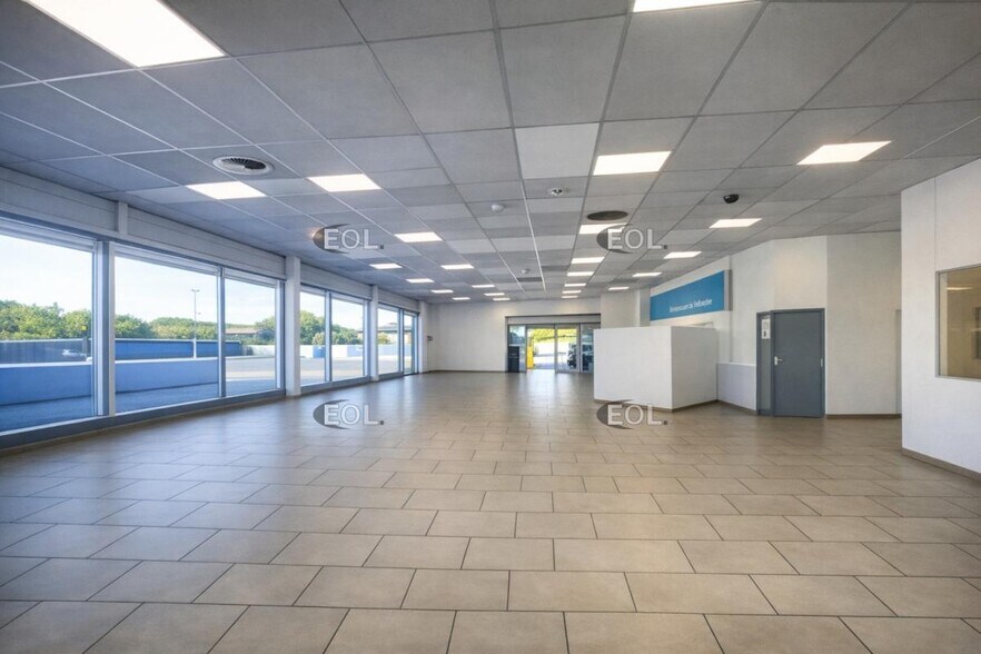 Flex in Martigues for lease - Building Photo - Image 2 of 10