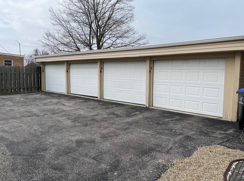 221 Robinhood Ln, Bloomington, IL à vendre - Photo du bâtiment - Image 3 de 7