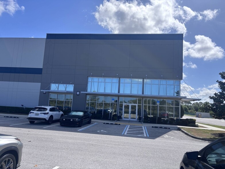 7910 25th Ct E, Sarasota, FL à louer - Photo du bâtiment - Image 3 de 7