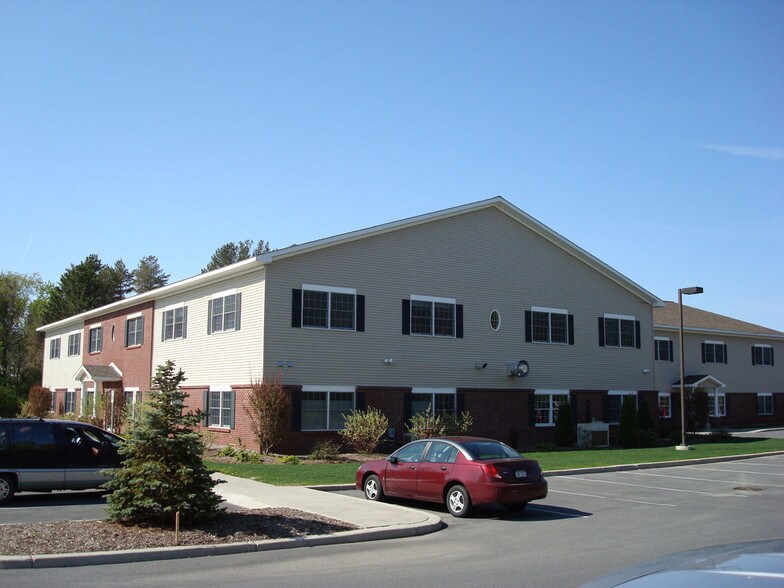 375 Bay Rd, Queensbury, NY à louer - Photo du bâtiment - Image 2 de 61