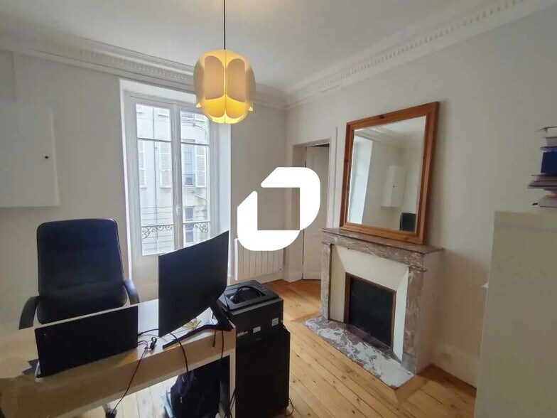 Office in Versailles for lease - Interior Photo - Image 1 of 8