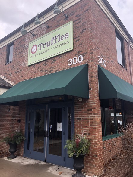 300 W Main St, Avon, CT à louer - Photo du bâtiment - Image 3 de 13