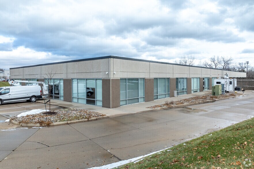 3601-3629 109th St, Urbandale, IA à louer - Photo du bâtiment - Image 2 de 4