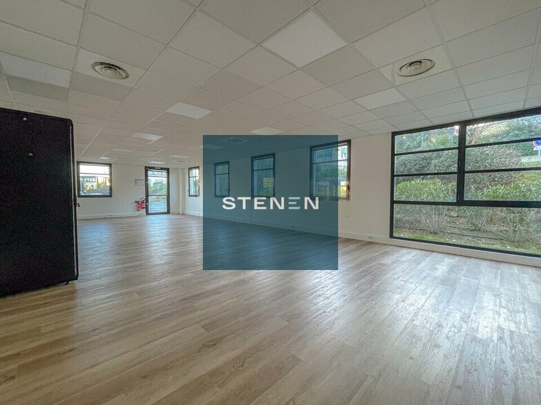 860 Rue René Descartes, Aix-en-Provence for lease - Interior Photo - Image 3 of 15