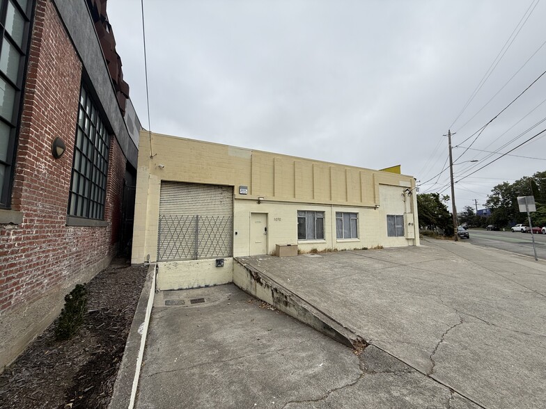 1070-1074 40th St, Oakland, CA for lease - Building Photo - Image 3 of 6