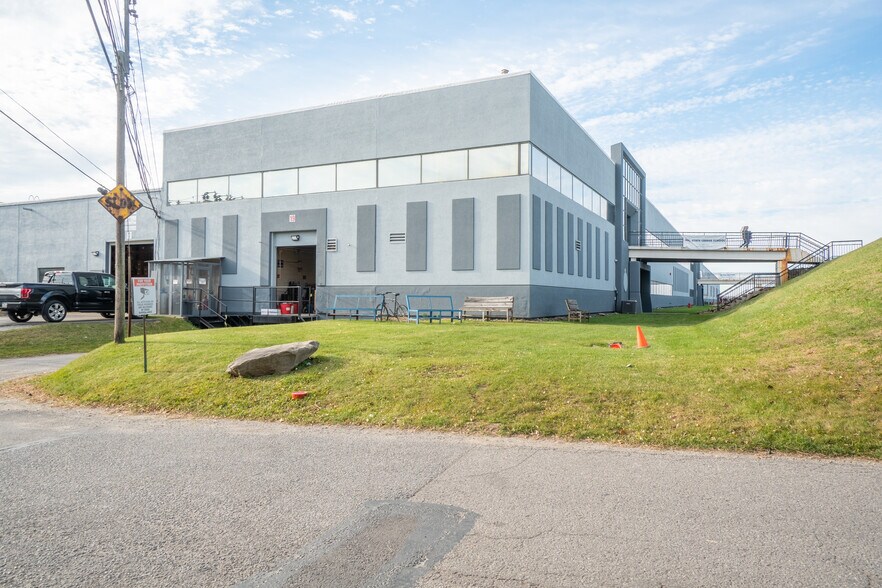 1200 Lebanon Rd, West Mifflin, PA à louer - Photo du bâtiment - Image 3 de 12