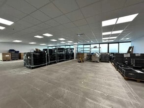 10 A Rue Des Rosiéristes, Champagne-au-Mont-d'Or for lease Interior Photo- Image 1 of 3