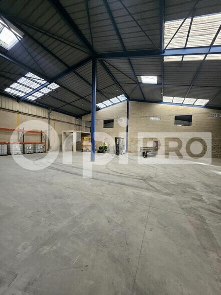 Industrial in Tinqueux for lease - Interior Photo - Image 1 of 6