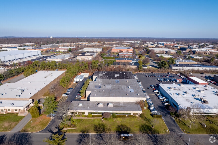 50 Commerce Dr, Hauppauge, NY for lease - Building Photo - Image 3 of 5