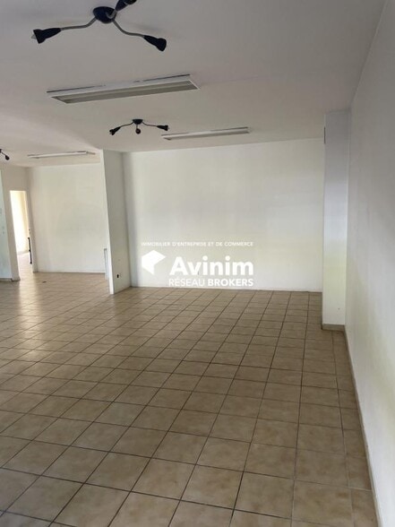 Retail in Noisy-le-Grand for lease - Building Photo - Image 3 of 9