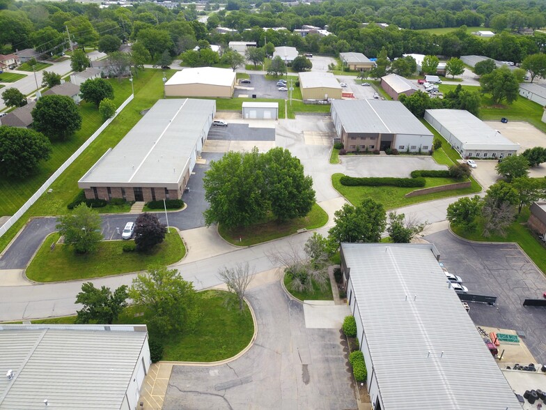 Industrial Complex- Grandview, MO portfolio of 2 properties for sale on LoopNet.ca - Building Photo - Image 2 of 20