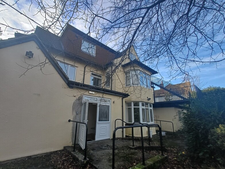 15 Queens Park Rd, Caterham for sale - Building Photo - Image 2 of 6
