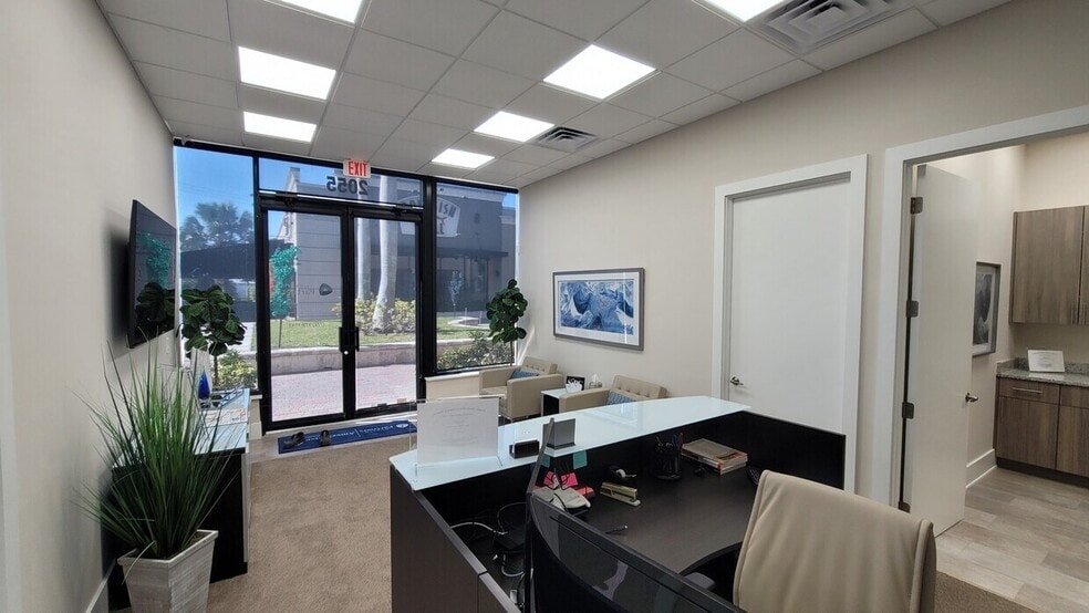 2089 Indian River Blvd, Vero Beach, FL for lease - Building Photo - Image 1 of 14
