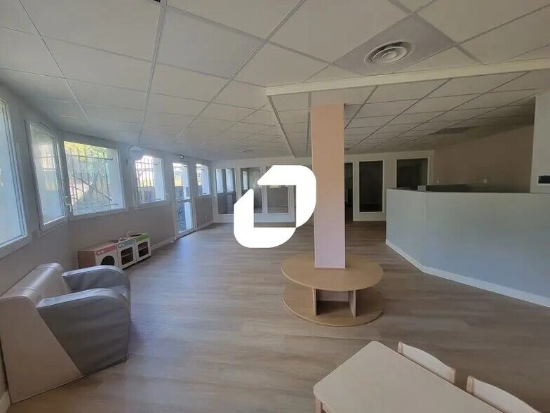 Bureau dans Orsay à louer - Photo du bâtiment - Image 3 de 12