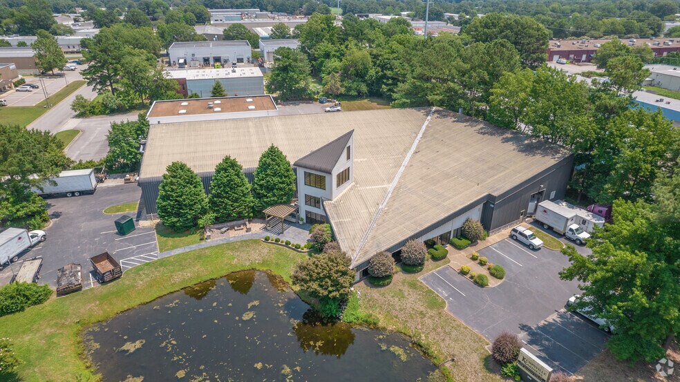 825 W Professional Pl, Chesapeake, VA à louer - Photo du bâtiment - Image 2 de 6
