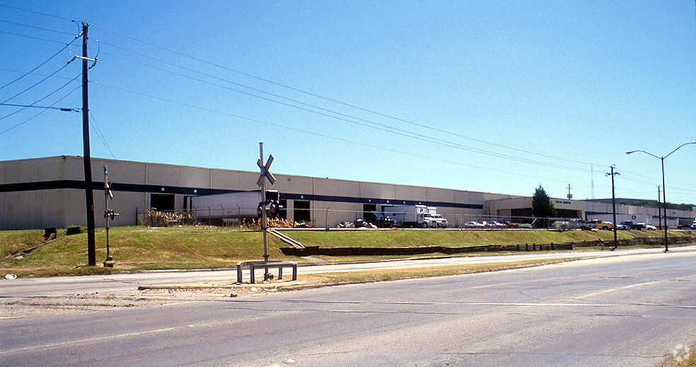 2302-2424 N Westmoreland Rd, Dallas, TX for sale - Building Photo - Image 2 of 9