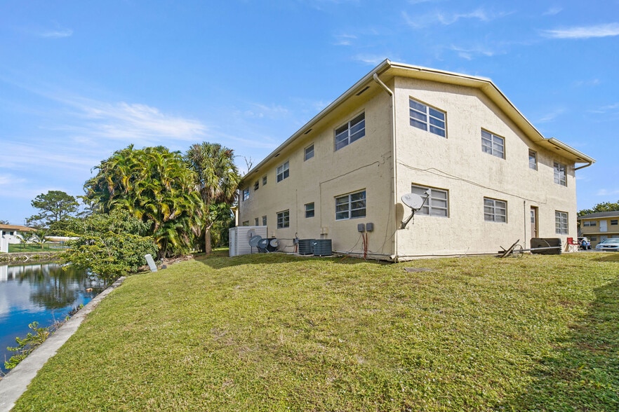 461 Sunshine Dr, Coconut Creek, FL for sale - Building Photo - Image 3 of 18