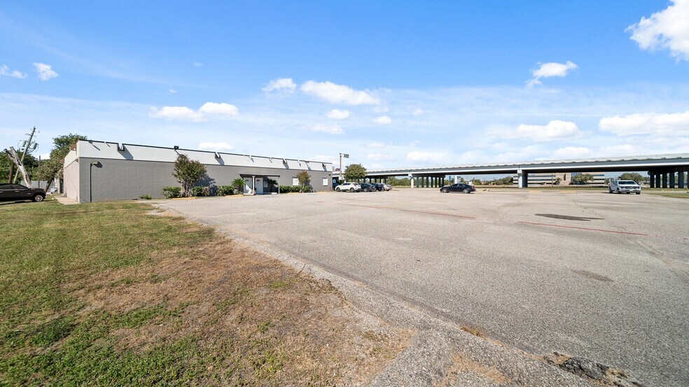 910 N Highway 146, Baytown, TX à vendre - Photo du bâtiment - Image 2 de 29