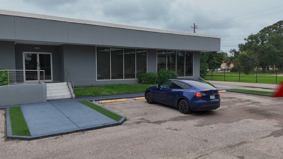 6915 Antoine Dr, Houston, TX for lease - Commercial Listing Video - Image 2 of 22