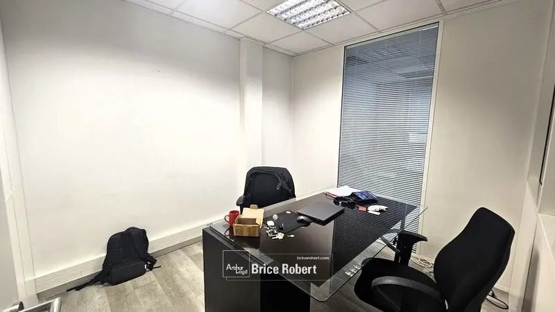 Office in Lyon for lease - Interior Photo - Image 2 of 3