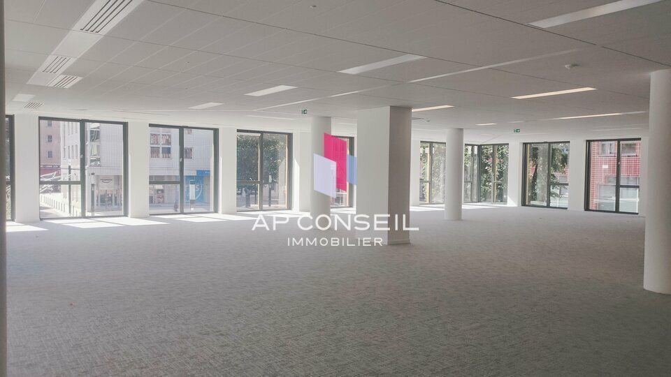 Bureau dans Montigny-le-Bretonneux à louer - Photo du bâtiment - Image 2 de 12