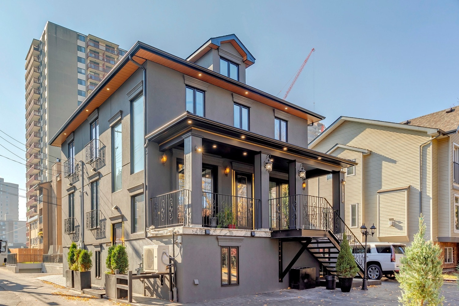 11833 102 Ave NW, Edmonton, AB à vendre Photo du bâtiment- Image 1 de 68