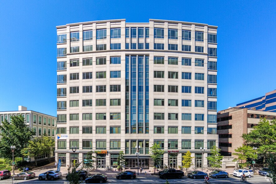 3811 N Fairfax Dr, Arlington, VA à louer - Photo du bâtiment - Image 2 de 4