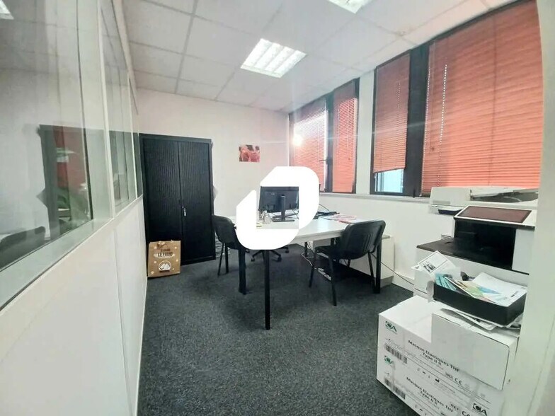 Office in Bordeaux for lease - Interior Photo - Image 3 of 36