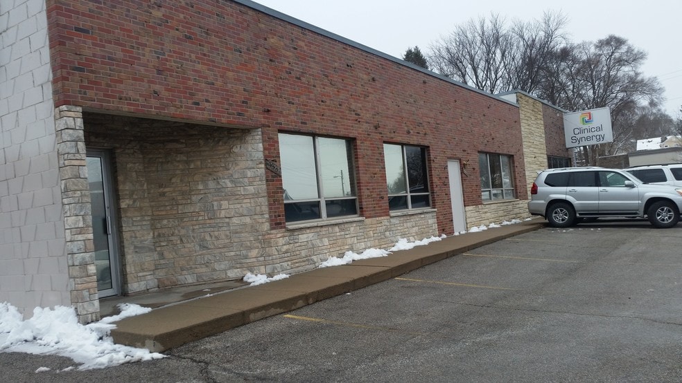1221-1225 S Saddle Creek Rd, Omaha, NE for lease - Building Photo - Image 3 of 10